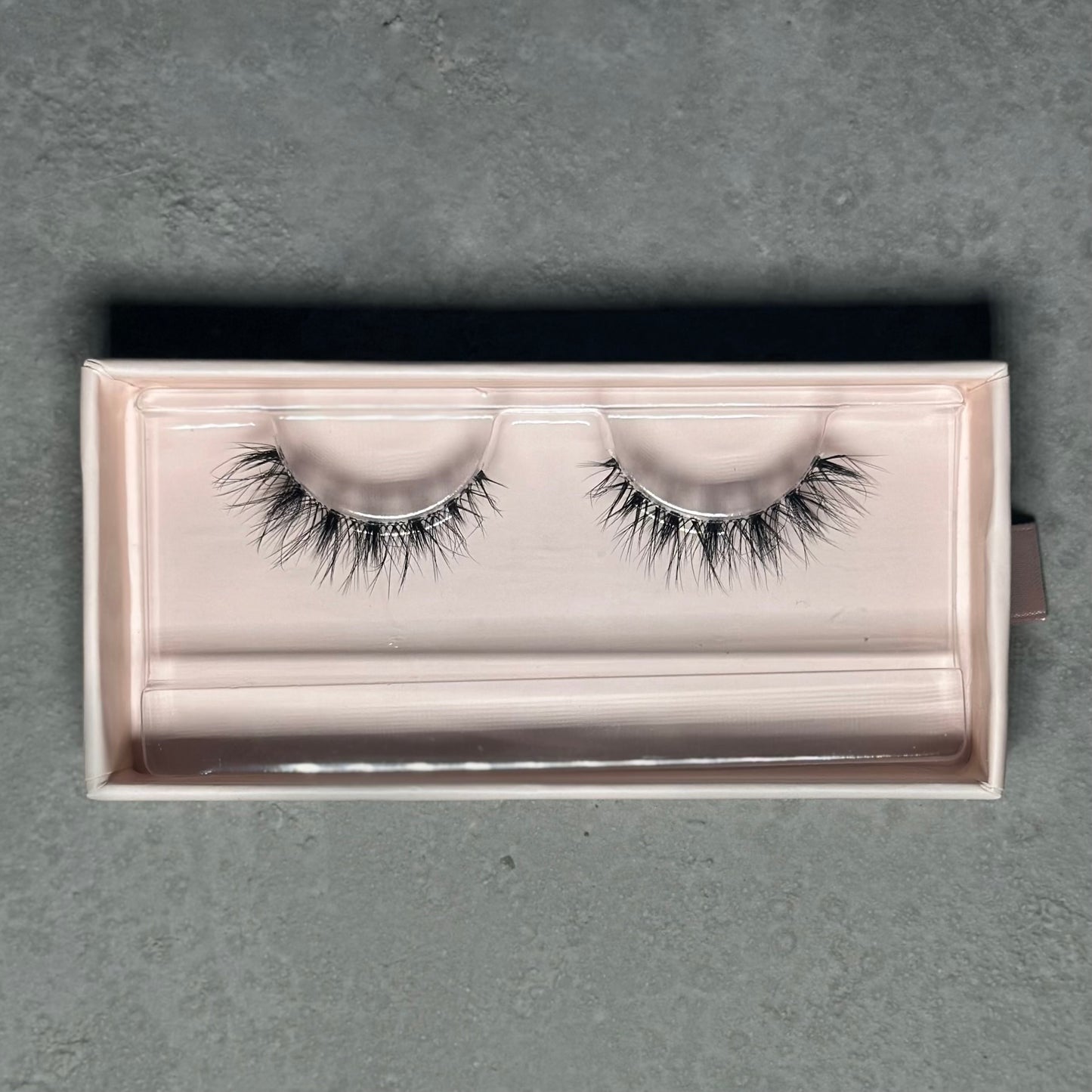 natural false eyelashes for everyday wear lightweight wispy look