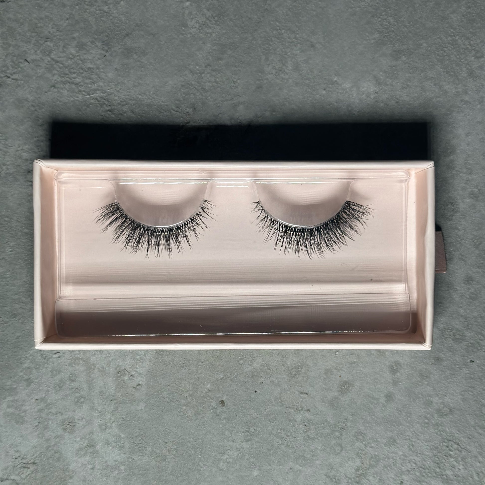 natural false eyelashes for everyday wear lightweight wispy look